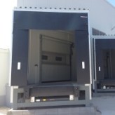 Обект Пазар на производителите на пресни плодове и зеленчуци  Вложени продукти: 
Индустриални секционни врати;
Бързо движещи се PVC врати;
Претоварни рампи
Уплътнителни ръкави;
Метални пожароустойчиви врати;
Евакуационни врати;
Плъзгащи се пожароустойчиви врати;
Хладилни врати.
